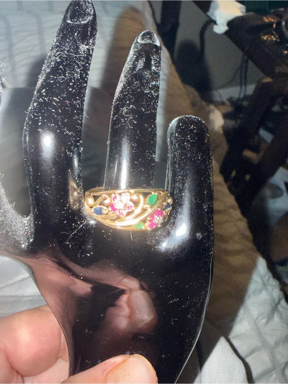 10 KT GOLD FLOWERS RUBIES EMERALD AND SAPPHIRE. SIZE 10